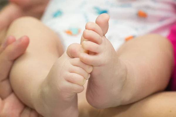 Küçük bebek ayaklar — Stok fotoğraf