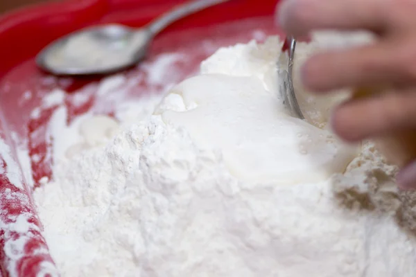 Mąka na białym tle — Zdjęcie stockowe