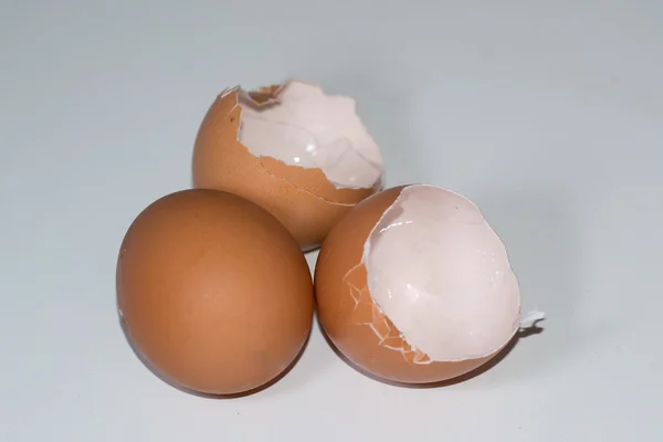 На коричневому яйці, люди їдять — стокове фото