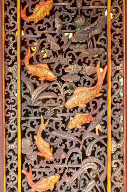 Tay tapınak kapı dekorasyonu ile altın balık