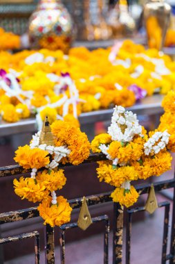 Tapınak çitin üzerinde marigolds çelenk
