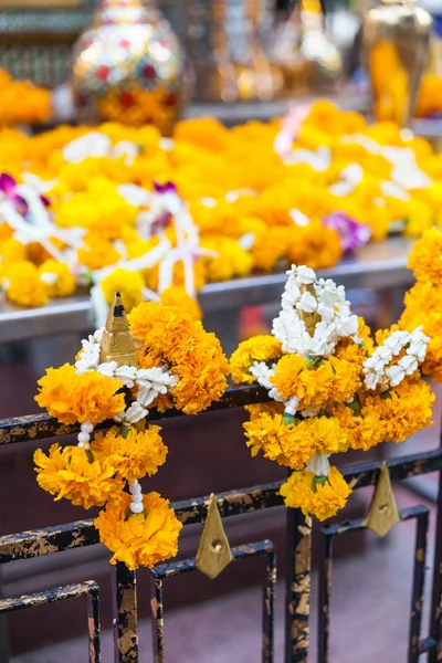 Marigolds garlands on temple fence — Stock Photo, Image