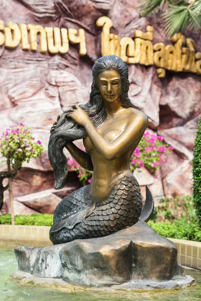 Sjöjungfrun staty på siam park city, bangkok — Stockfoto