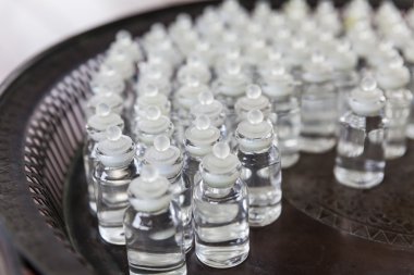 Kutsal su küçük bir şişe içinde