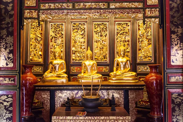Três estátua de Buda dourado dentro do templo tailandês — Fotografia de Stock