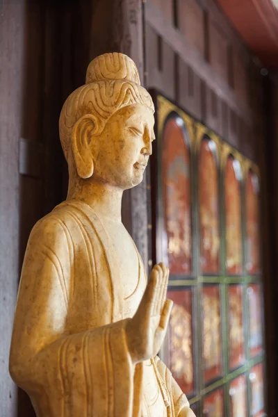 Estátua de madeira do Buda dentro do templo de Chainese — Fotografia de Stock