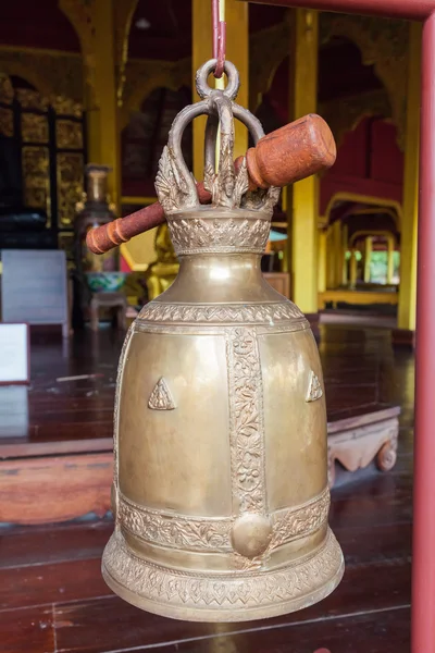 Sinos budistas pendurados no templo — Fotografia de Stock