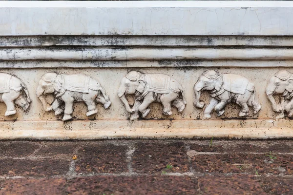 Detalj av snidade elefanter på thailändska tempel — Stockfoto