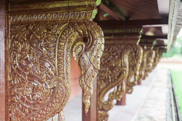 Golden wooden carving buttress in temple — Stock Photo, Image