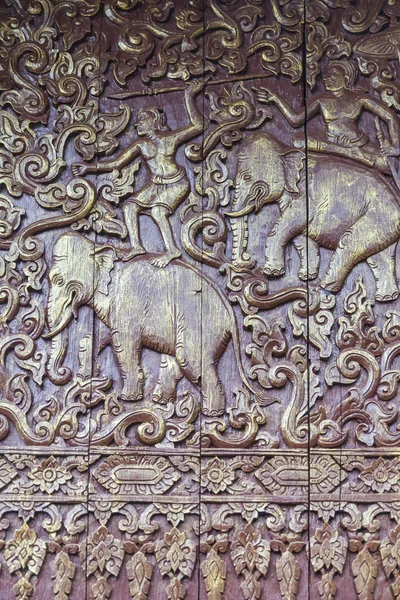 Madeira tailandesa antiga esculpida com elefante — Fotografia de Stock