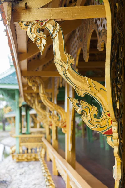 Golden wooden carving buttress in temple — Stock Photo, Image