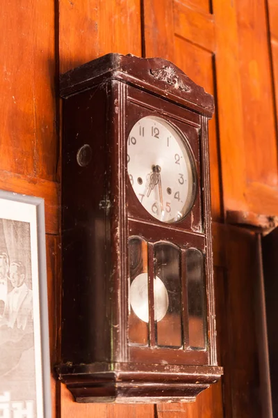Starožitné kyvadlové nástěnné hodiny — Stock fotografie