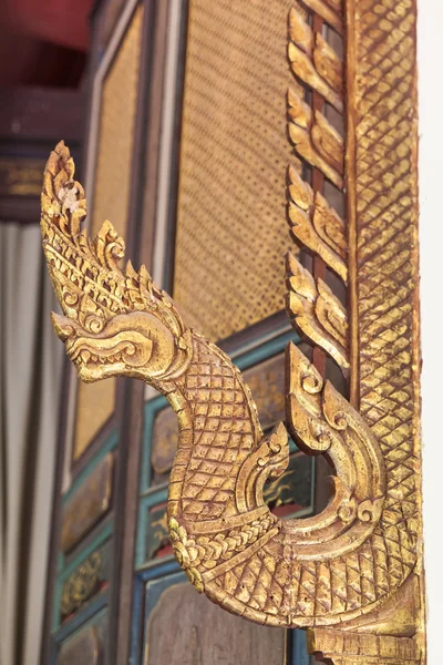 Detalle de Naka tallado en templo tailandés —  Fotos de Stock
