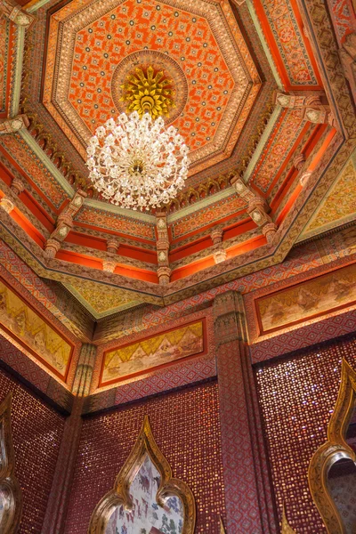 美しいタイの寺院の中のシャンデリア — ストック写真