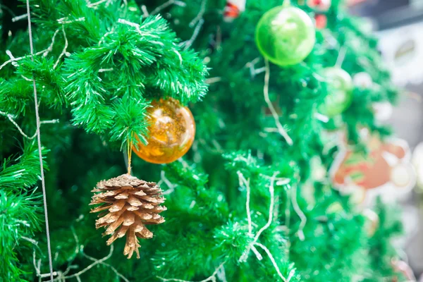 Pinecone en Shatterproof bal sieraad op kerstboom — Stockfoto