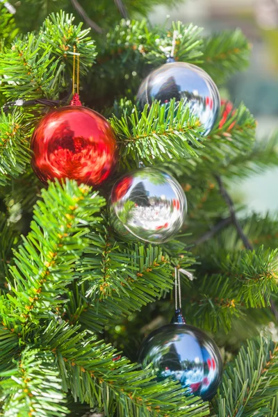 Decoração de bola à prova de estilhaços na árvore de Natal — Fotografia de Stock