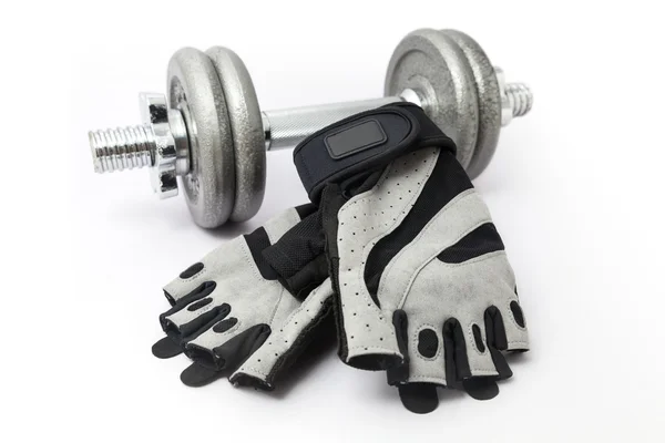 Dumbbell e luvas de fitness no fundo branco — Fotografia de Stock