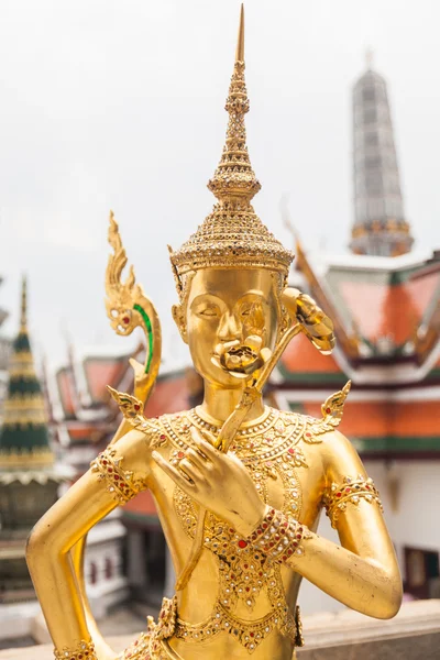 Estátua de Kinnara dourada com flor na mão — Fotografia de Stock