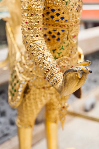 Närbild hand av Golden Kinnara staty — Stockfoto