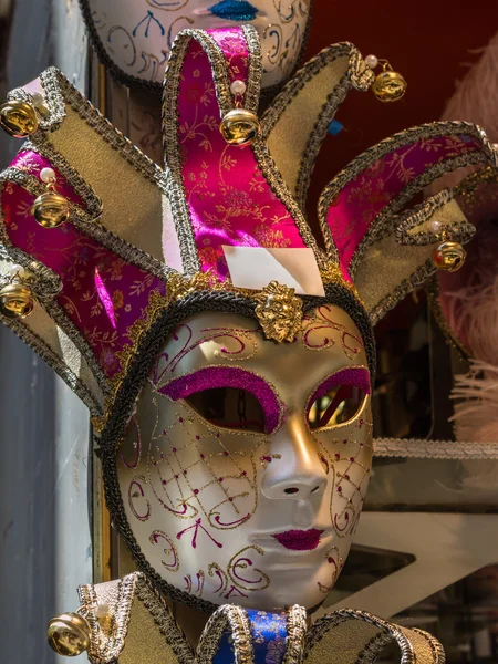 Venetiaanse masker van de carnaval in goud en roze — Stockfoto