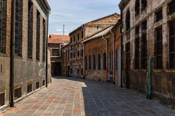 Edificios antiguos de fundición Exterior en Murano Street Isle cerca de Venecia —  Fotos de Stock