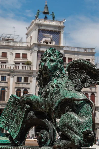 Χάλκινο φτερωτό λιοντάρι άγαλμα στην πλατεία του Αγίου Μάρκου, Βενετία, Ιταλία — Φωτογραφία Αρχείου