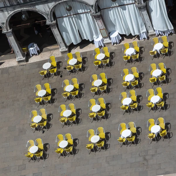Kırmızı ve sarı yuvarlak masalar ve sandalyeler havadan görünümü Saint Mark üzerinde — Stok fotoğraf