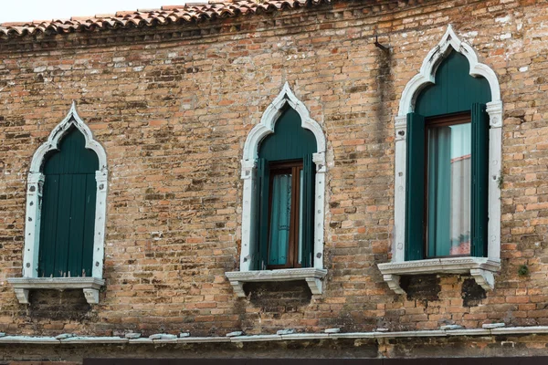 Fachada de pared de ladrillo y ventanas en la isla de Murano cerca de Venecia, Italia —  Fotos de Stock