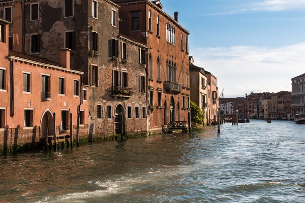Régi homlokzati, Velence tipikus víz-csatorna mentén — Stock Fotó