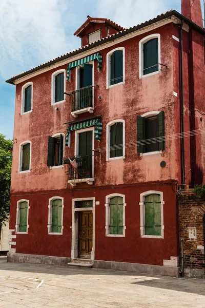 Alte rote fassade in murano insel in der nähe von venedig, italien — kostenloses Stockfoto