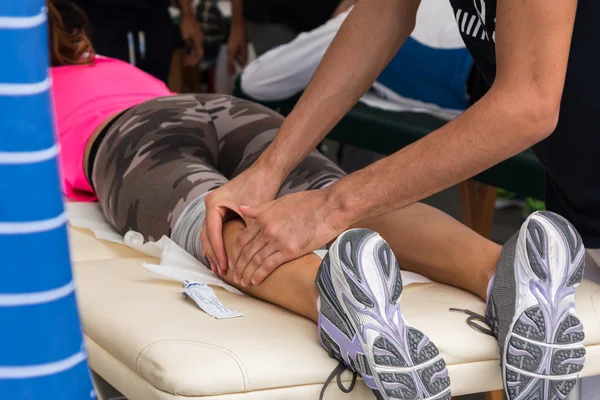 Massagem muscular de atleta após treino desportivo — Fotografia de Stock