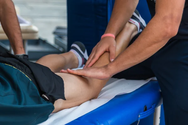 Masaje muscular del atleta después del entrenamiento deportivo — Foto de Stock