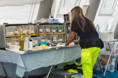 Sağlık görevlisi geçici kurtarma Con içeri tıbbi malzeme denetle