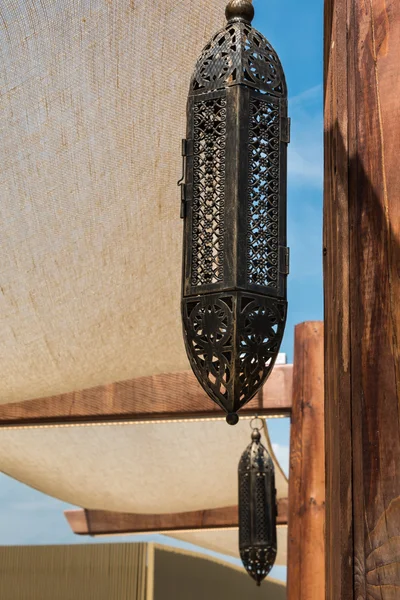 典型的阿曼阿曼苏丹国灯笼覆盖着孔 — 图库照片