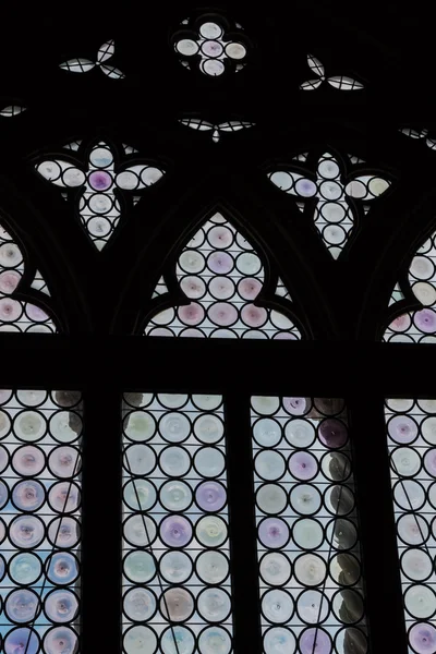Starożytna gotycka Witraż w gotyckim Pałacu Dożów w S — Zdjęcie stockowe