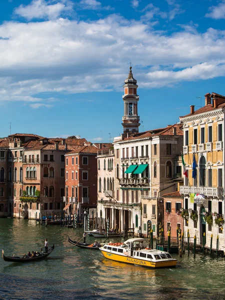 Grand Canal Velence Gondole, homlokzatok és csónakok - Olaszország — Stock Fotó