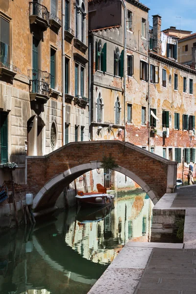 Most a historických fasád v Benátkách, Itálie — Stock fotografie