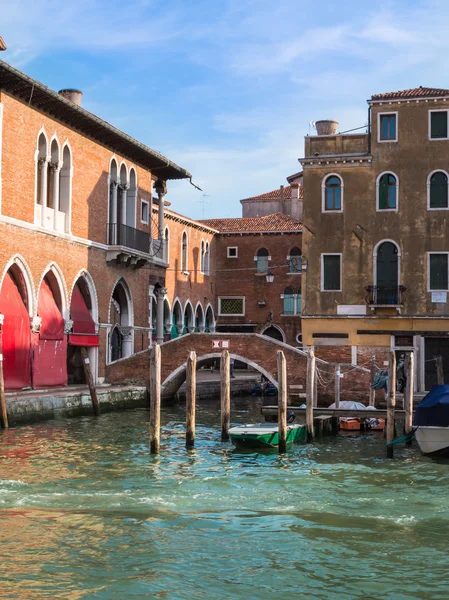 Brücke und historische Hausfassade in Venedig, Italien — Stockfoto