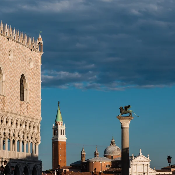 Dóžecí palác, San Giorgio Maggiore zvonice a okřídlený lev C — Stock fotografie