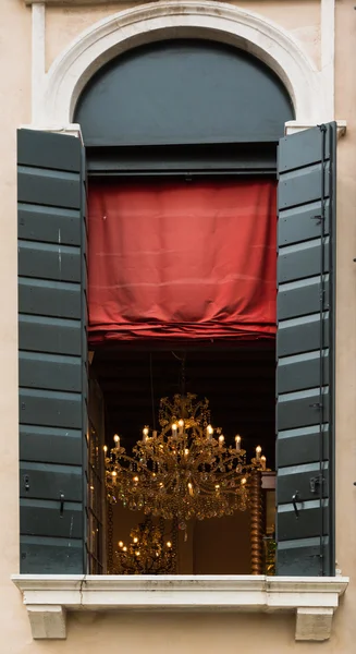 Brillante lámpara de araña dentro de la habitación y la cortina roja —  Fotos de Stock