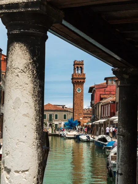 Vodní kanál s loděmi a San Giacomo Bell Tower v Muranu Isla — Stock fotografie