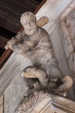 Herkül Hydra cinayetin heykelleri: altın St girişine