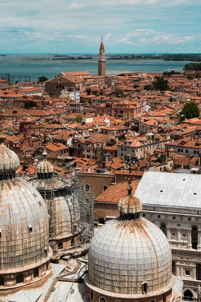 Vedere aeriană a acoperișului Domed al Catedralei Saint Marks din Veneția — Fotografie de stoc gratuită