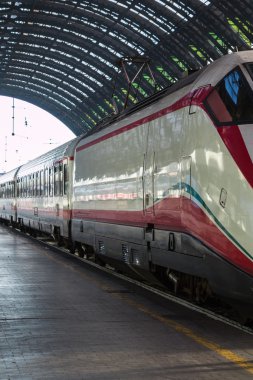 Beyaz tren Milan Merkez Tren İstasyonu'na, İtalya