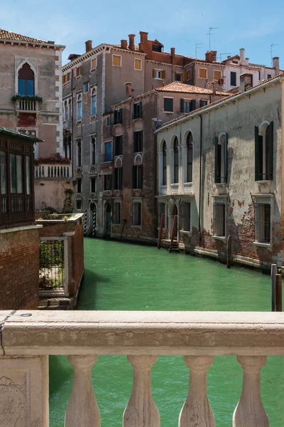 Blick auf typischen Wasserkanal in Venedig, Italien — Stockfoto