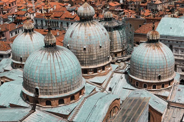 Vedere aeriană a acoperișului Domed al Catedralei Saint Marks din Veneția — Fotografie de stoc gratuită