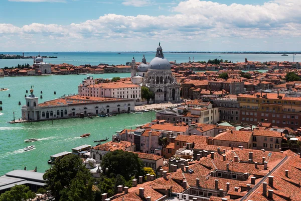 Veneza Skyline, Telhado Vermelho, Nuvens e Vista Aérea de Santa Maria — Fotografia de Stock Grátis