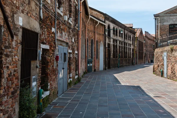 Edificios antiguos de fundición Exterior en Murano Street Isle cerca de Venecia —  Fotos de Stock