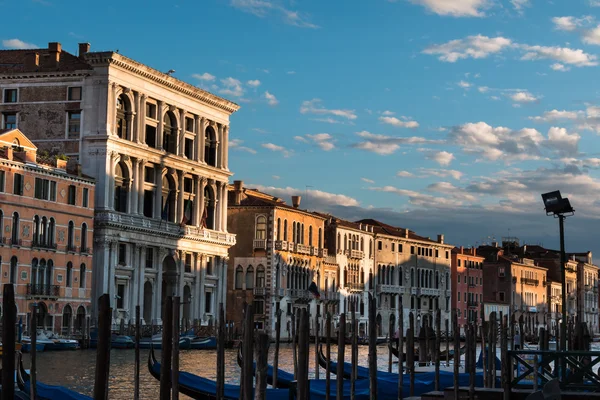 Gondeln und großer Kanal in Venedig, Italien — Stockfoto