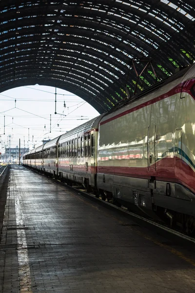 Białe kolejowej w Mediolan Central Railway Station, Włochy — Zdjęcie stockowe